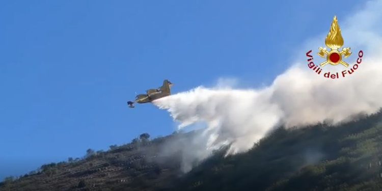 Giornata da incubo sul fronte degli incendi in Costiera Amalfitana