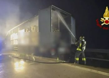Autoarticolato in fiamme sulla Basentana: strada chiusa per le operazioni di soccorso