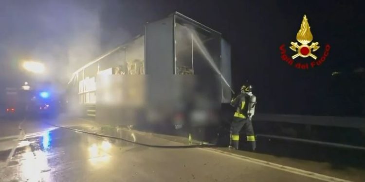 Autoarticolato in fiamme sulla Basentana: strada chiusa per le operazioni di soccorso