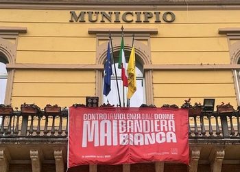 Il comune di Potenza accoglie l’appello del papà di Lorena Isceri. Il sindaco Telesca: “La politica trovi una voce sola. Mai bandiera bianca”