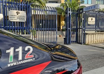 Tenta di uccidere la compagna a colpi di martello, poi la chiude in casa: arrestato 28enne nell’avellinese