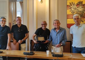 Il dJ Miky Bionic di Padula riceve una targa per il suo percorso tra musica e impegno civile e torna in consolle con Prezioso
