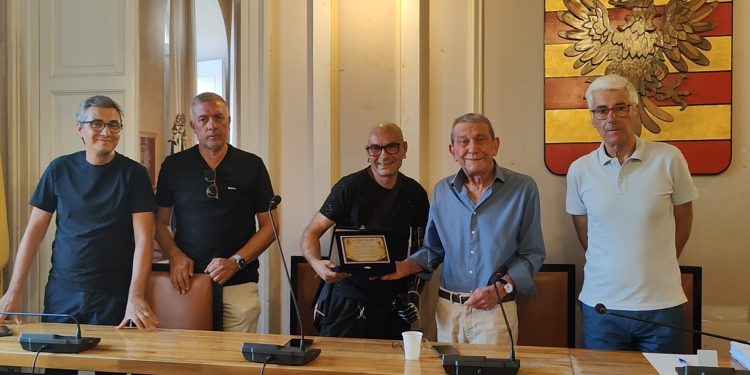 Il dJ Miky Bionic di Padula riceve una targa per il suo percorso tra musica e impegno civile e torna in consolle con Prezioso