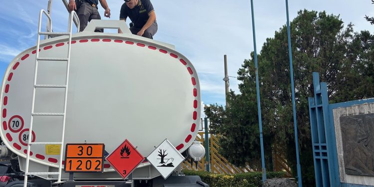 La Finanza sequestra 8.500 litri di gasolio ad Eboli: evasione stimata in 9mila euro