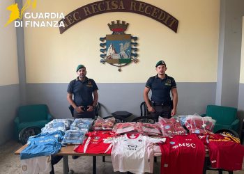 Vende maglie del Napoli, contraffatte, su TikTok: scoperto e denunciato