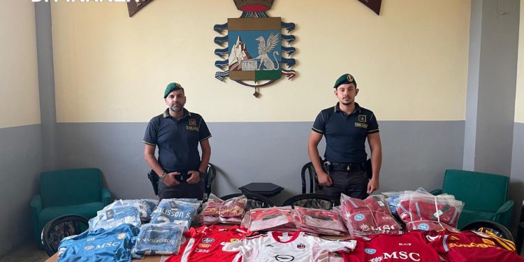 Vende maglie del Napoli, contraffatte, su TikTok: scoperto e denunciato
