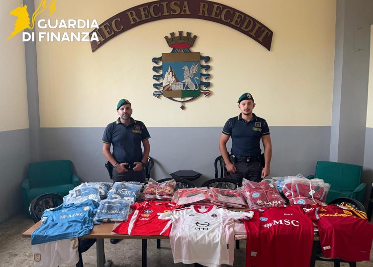 Vende maglie del Napoli, contraffatte, su TikTok: scoperto e denunciato