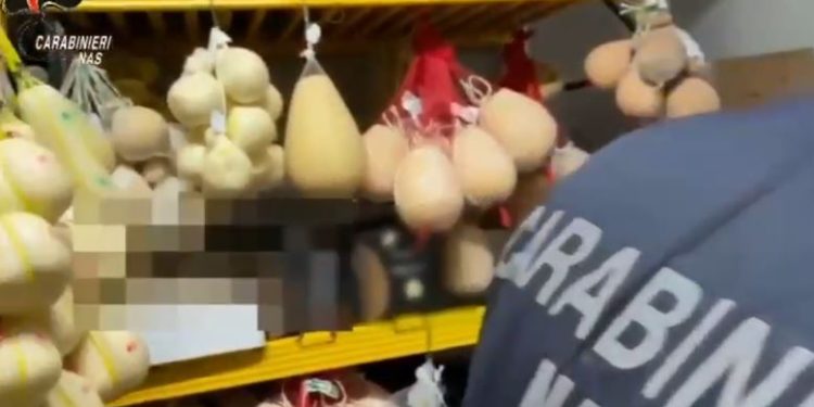 Controlli dei Nas nei ristoranti del centro storico di Salerno: sanzioni per oltre 8 mila euro in un’osteria