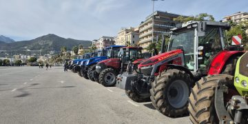 La marcia dei trattori su Salerno con gli agricoltori contro il carovita: “Siamo al collasso”