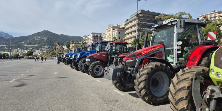 La marcia dei trattori su Salerno con gli agricoltori contro il carovita: “Siamo al collasso”