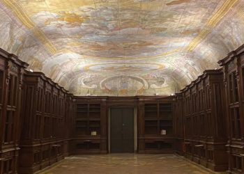 Certosa di San Lorenzo a Padula, apre la biblioteca: visita speciale in calzini per proteggere il pavimento maiolicato