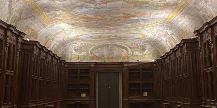 Certosa di San Lorenzo a Padula, apre la biblioteca: visita speciale in calzini per proteggere il pavimento maiolicato