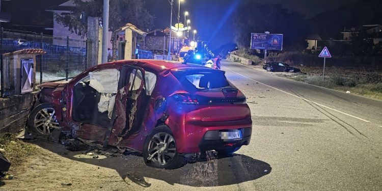 Scontro tra due auto ad Atena Lucana: grave una ragazza