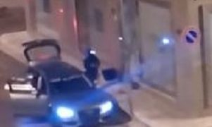 Lavello, assalto a due gioiellerie: ladri ripresi in fuga, bottino da 70mila euro