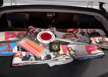 Controlli al PalaSele ad Eboli per il concerto dei Pooh: la Polizia Municipale sequestra gadget abusivi e materiale per lo spaccio