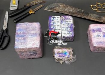 Detiene armi bianche e stupefacenti: 24enne arrestato a Nocera Inferiore