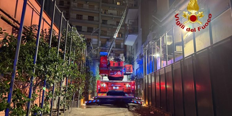 Incendio in un palazzo a Nocera: 60 appartamenti evacuati