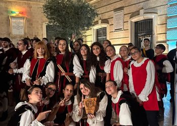 La Pro Loco Teggiano porta le sue tradizioni in tutta Italia: premio alle Tamburine a Fasano e record degli Sbandieratori a Sulmona