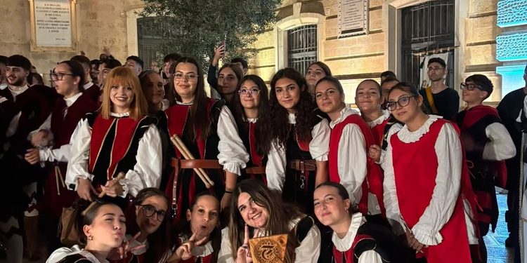 La Pro Loco Teggiano porta le sue tradizioni in tutta Italia: premio alle Tamburine a Fasano e record degli Sbandieratori a Sulmona