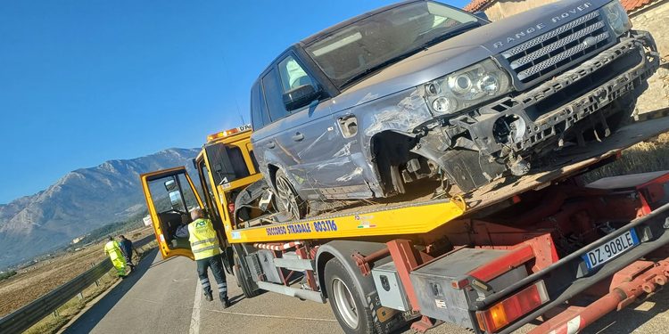 Scontro tra due auto sul rettilineo San Pietro al Tanagro-Atena Lucana