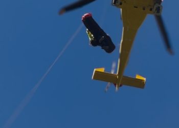 Colpito da un ramo in testa, cade in un dirupo: salvato dall’intervento dell’infermiere del 118