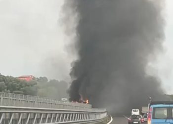 Un tir in fiamme in A2, camionista perde la vita a Sicignano degli Alburni