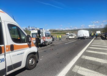 Tamponamento a catena in A2, quattro mezzi coinvolti e sette feriti non gravi