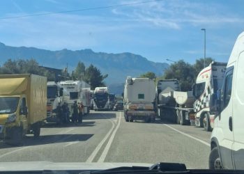Caro carburanti, protesta degli autotrasportatori, svincoli dell’A2 bloccati: presidi anche ad Eboli e Buccino