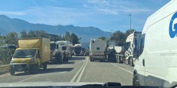 Caro carburanti, protesta degli autotrasportatori, svincoli dell’A2 bloccati: presidi anche ad Eboli e Buccino
