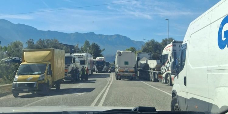 Caro carburanti, protesta degli autotrasportatori, svincoli dell’A2 bloccati: presidi anche ad Eboli e Buccino
