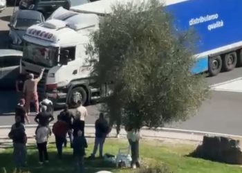 Sit in degli autotrasportatori: la benedizione di don Mimì a Padula, tensioni a Polla
