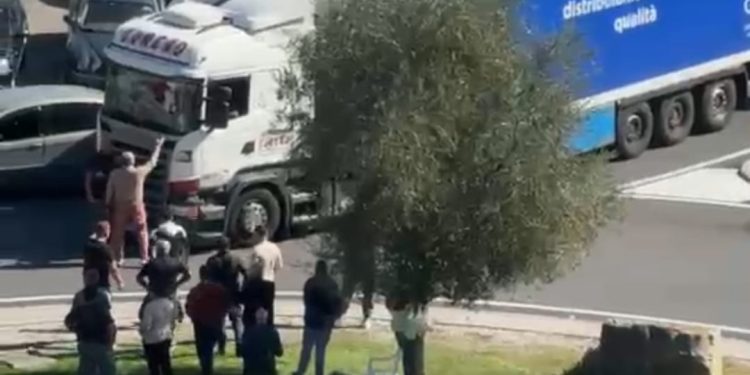 Sit in degli autotrasportatori: la benedizione di don Mimì a Padula, tensioni a Polla