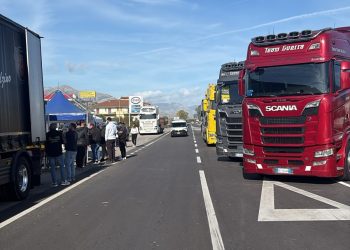 Protesta dei camionisti, rimossi i presidi nel Vallo di Diano: resta attivo quello di Padula. Manca il carburante, sanitari in difficoltà