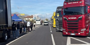 Protesta dei camionisti, rimossi i presidi nel Vallo di Diano: resta attivo quello di Padula. Manca il carburante, sanitari in difficoltà