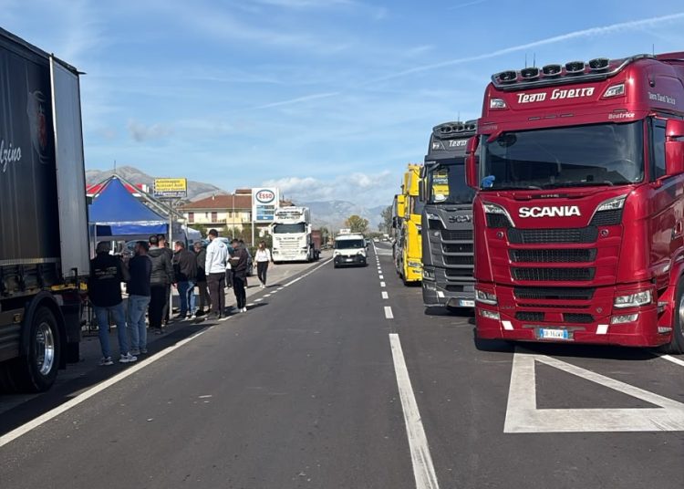 Protesta dei camionisti, rimossi i presidi nel Vallo di Diano: resta attivo quello di Padula. Manca il carburante, sanitari in difficoltà