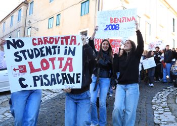 Caro vita e caro scuola, studenti in piazza nel Vallo di Diano: corteo fino al presidio degli autotrasportatori a Padula