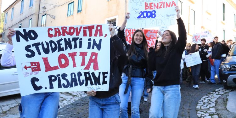 Caro vita e caro scuola, studenti in piazza nel Vallo di Diano: corteo fino al presidio degli autotrasportatori a Padula