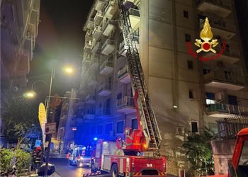 Nocera Inferiore, incendio a Palazzo Pastore: 80 famiglie evacuate, nessun danno strutturale