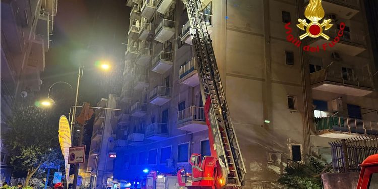 Nocera Inferiore, incendio a Palazzo Pastore: 80 famiglie evacuate, nessun danno strutturale