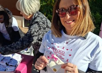 Sassano si tinge di rosa: centinaia di passi per la prevenzione