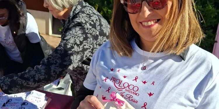 Sassano si tinge di rosa: centinaia di passi per la prevenzione