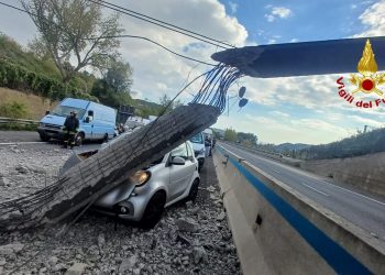 Tir contro cavalcavia sul Raccordo Salerno-Avellino: la Procura indaga per disastro colposo