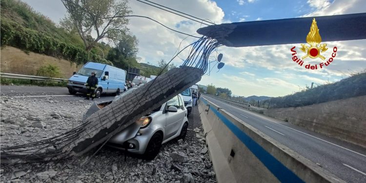 Tir contro cavalcavia sul Raccordo Salerno-Avellino: la Procura indaga per disastro colposo