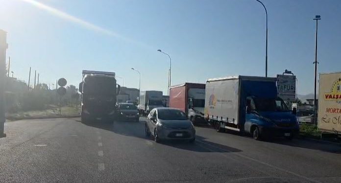La protesta degli autotrasportatori arriva nel Vallo di Diano, bloccati tutti gli svincoli autostradali