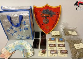 Fuggono all’alt dei carabinieri e lanciano la droga dal finestrino. Dopo la fuga vengono arrestati