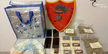 Fuggono all’alt dei carabinieri e lanciano la droga dal finestrino. Dopo la fuga vengono arrestati