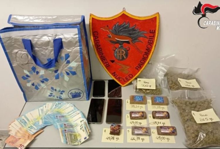 Fuggono all’alt dei carabinieri e lanciano la droga dal finestrino. Dopo la fuga vengono arrestati