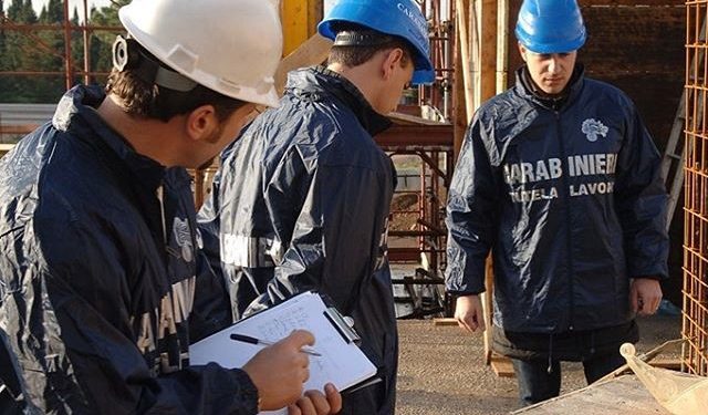 Controlli contro il caporalato nelle aziende tessili: lavoratori costretti a turni massacranti. Sequestrate 2 aziende ad Angri e San Giuseppe Vesuviano