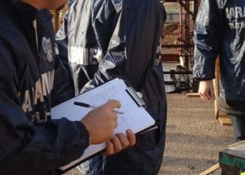 Controlli contro il caporalato nelle aziende tessili: lavoratori costretti a turni massacranti. Sequestrate 2 aziende ad Angri e San Giuseppe Vesuviano