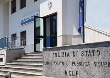 Incendia la porta di casa della moglie e la aggredisce a Melfi: arrestato un uomo